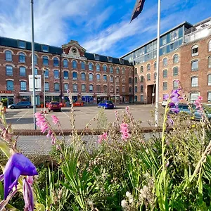Luxurious 1 Bed With Free Parking Apartment