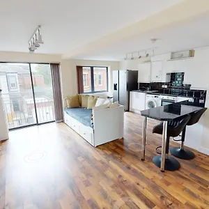 Lovely Two Bed Flat With Free Parking Apartment