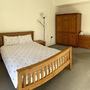 Huge Flat Sleeps 6+ Free Parking Apartment
